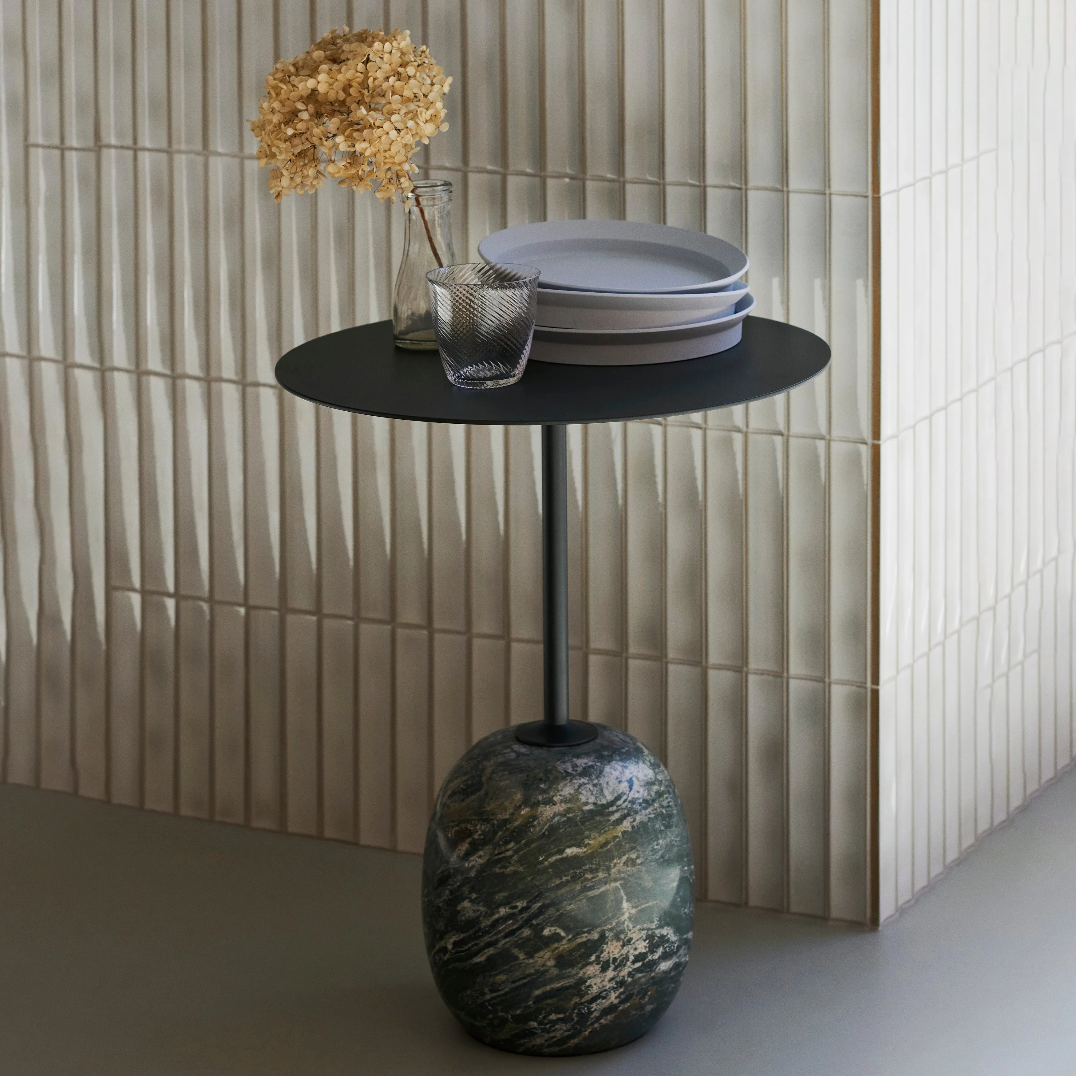 Lato Table LN9